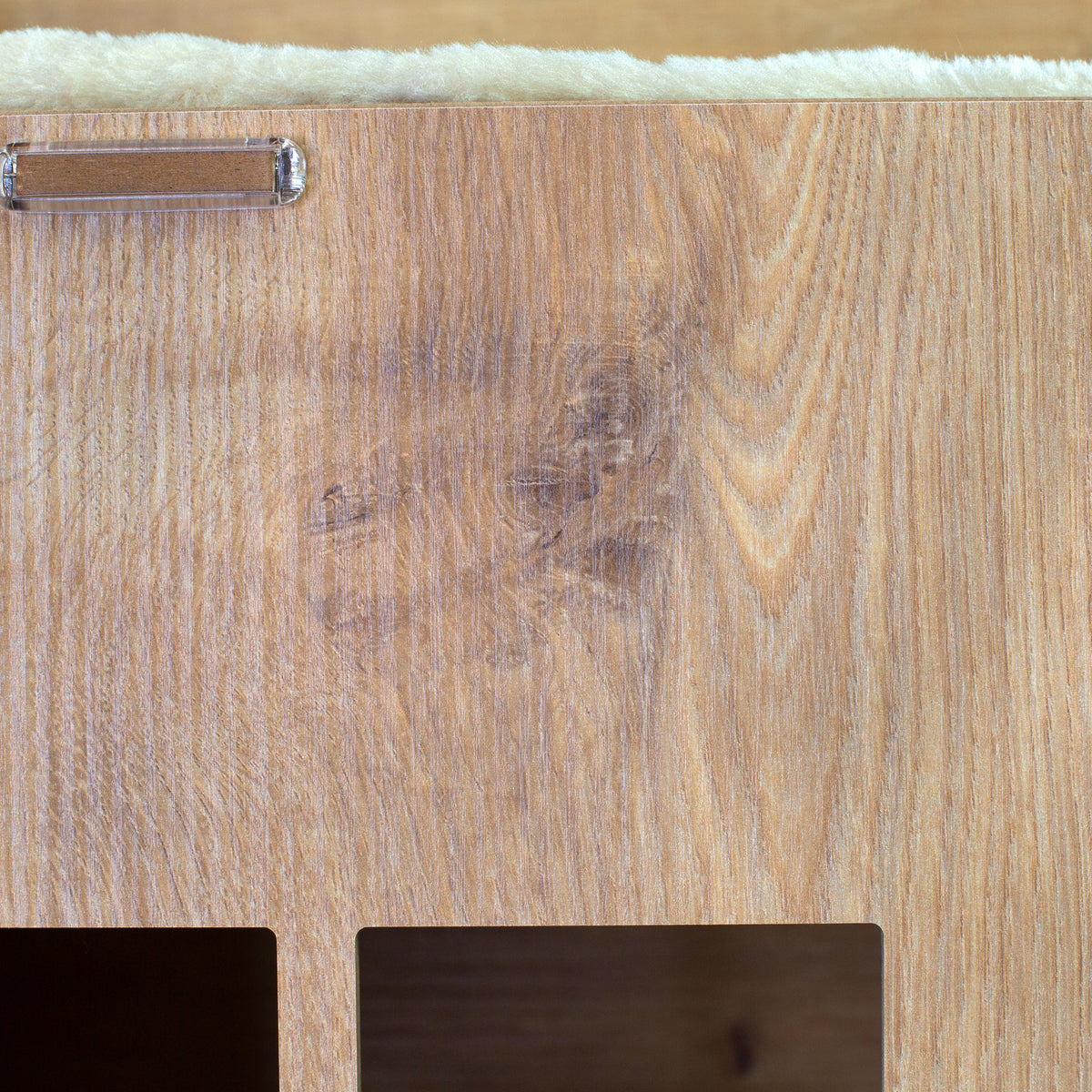 Detailaufnahme der Holzstruktur und transparenten clipfritz Klammer am Katzenhaus in Eiche-Optik