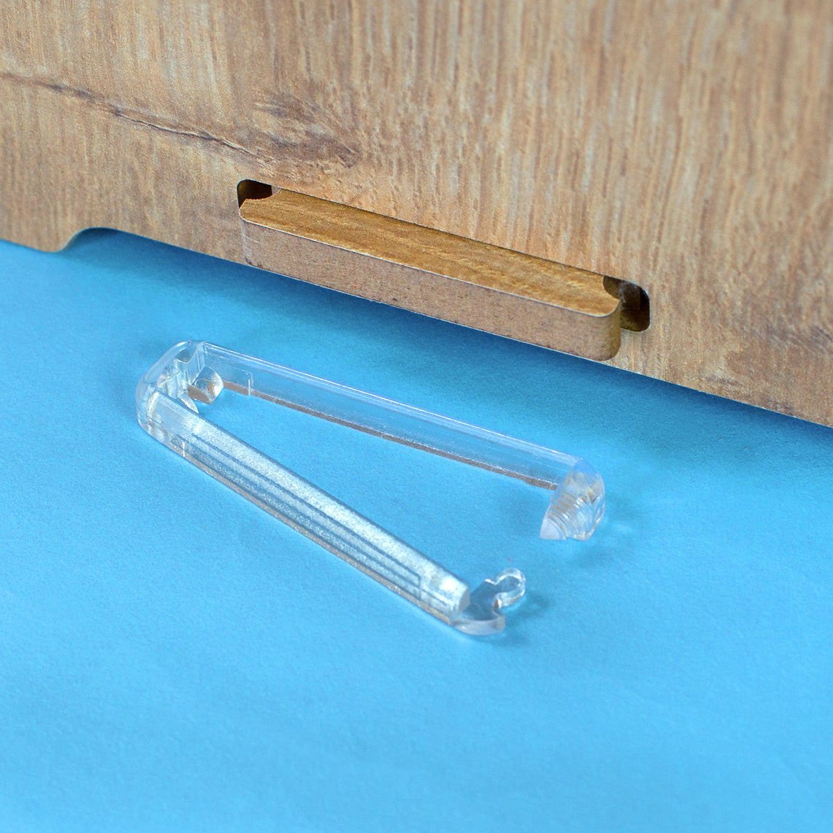 Detailaufnahme eines geöffneten clipfritz Verschlusses am Katzenhaus in Eiche-Optik