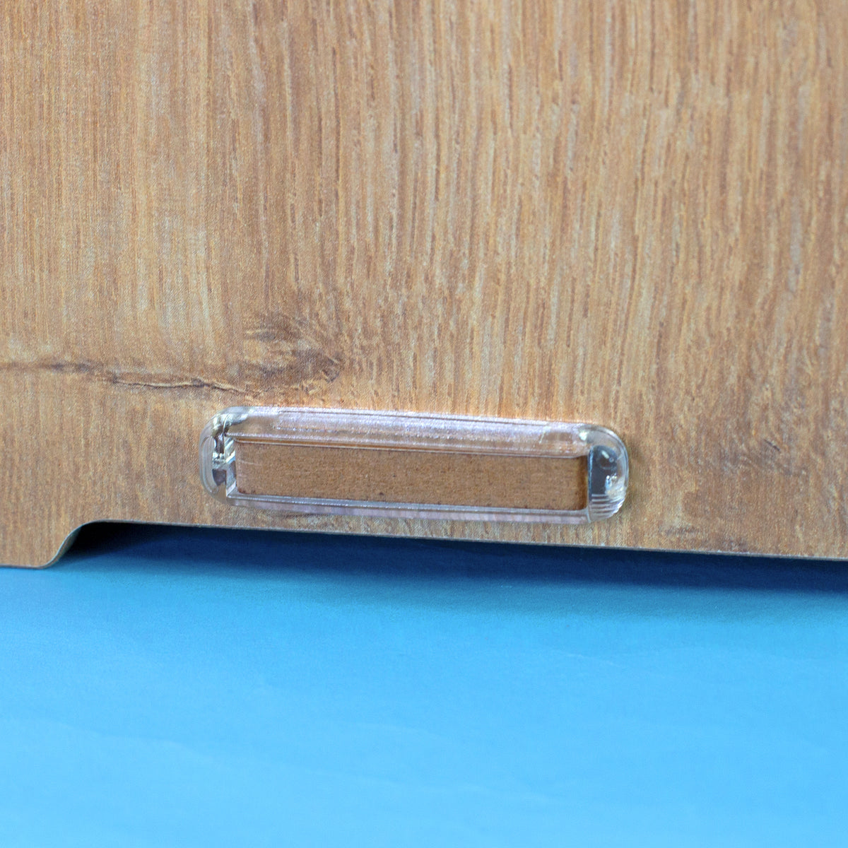 Nahaufnahme eines geschlossenen transparenten clipfritz Verschlusses am Katzenhaus in Holzoptik