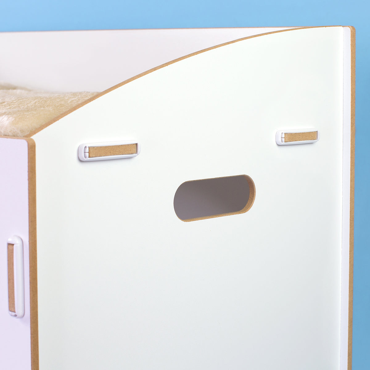Seitliche Grifföffnung am weißen Katzenhaus mit sichtbaren MDF-Kanten