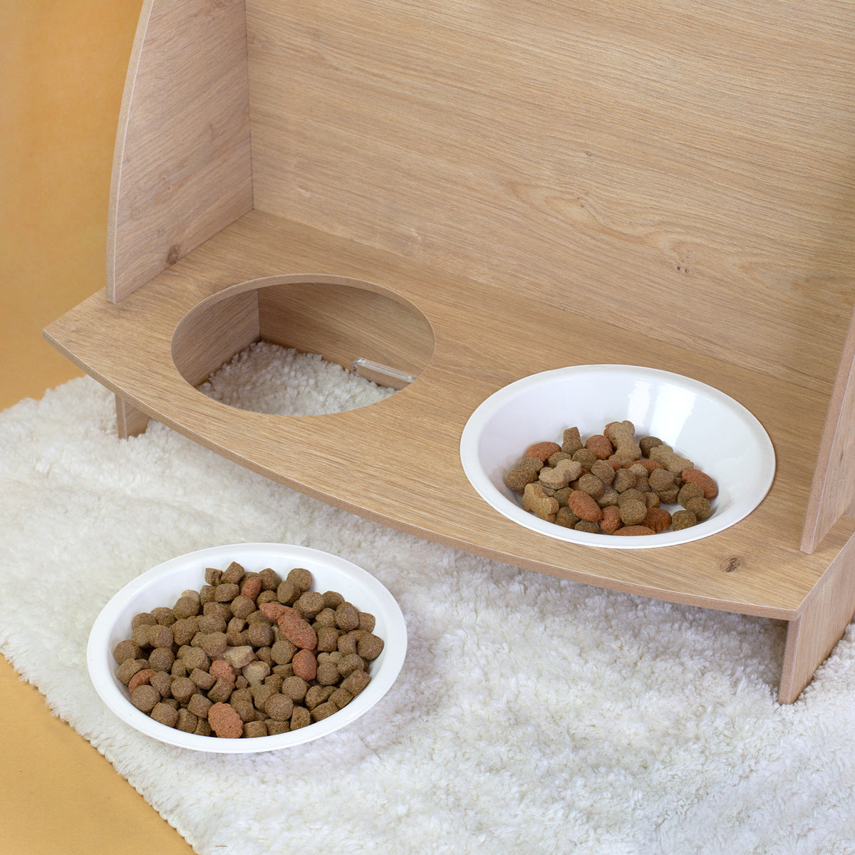 Katzenhaus in Eiche-Optik mit integrierter Futterstation und zwei weißen Näpfen