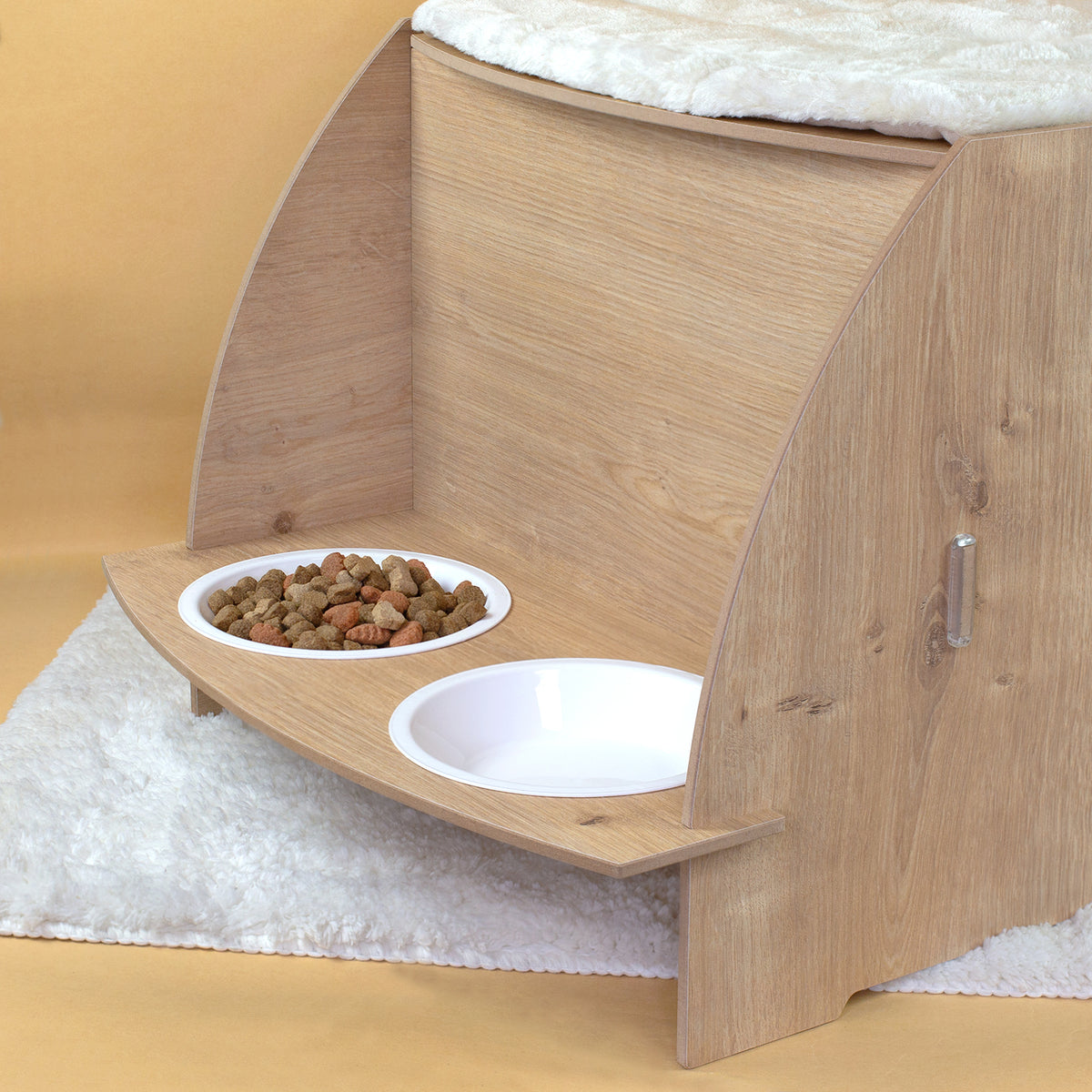 Detailansicht der Futterstation am Katzenhaus in Eiche-Optik mit zwei eingesetzten Futternäpfen