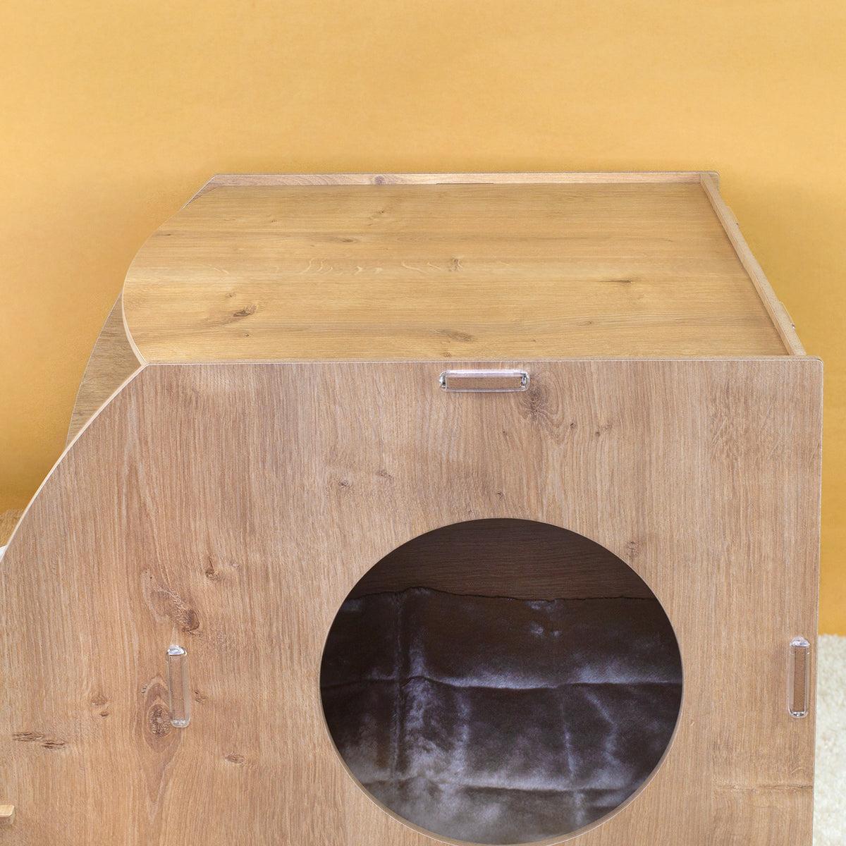 Detailansicht der oberen Liegefläche am Katzenhaus in Eiche-Optik 