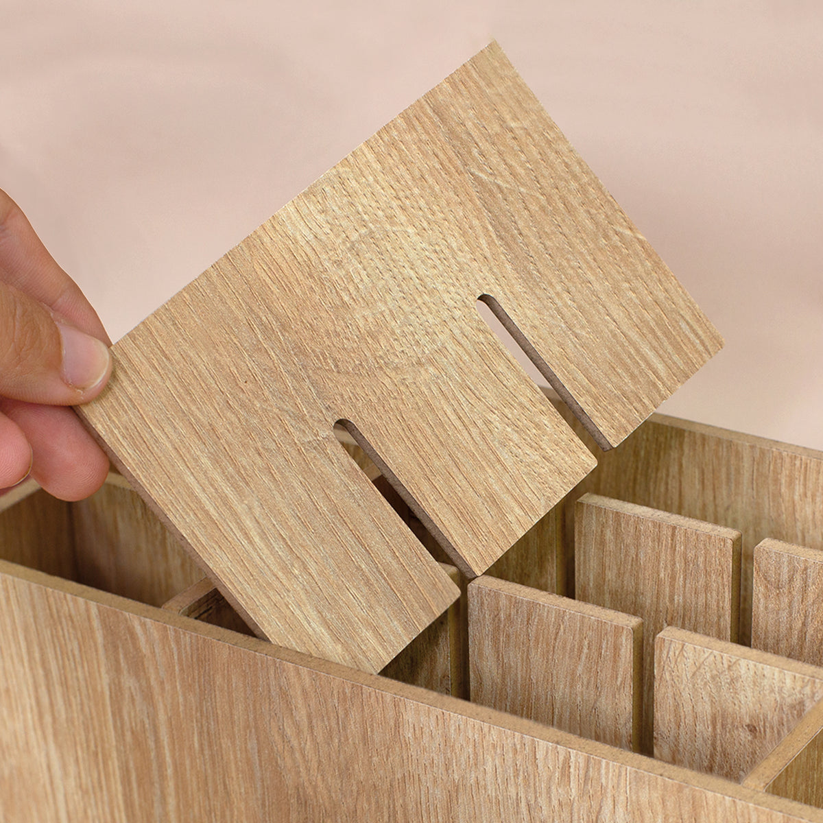 Detailansicht der braunen Stiftebox mit herausnehmbarer Trennwand und Fachaufteilung