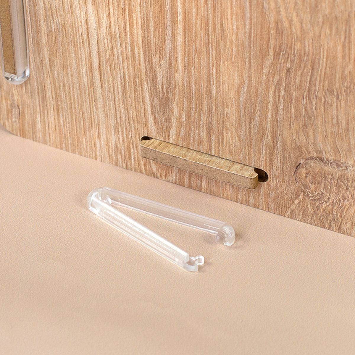 Detailaufnahme der Stiftebox in Holzoptik mit offener clipfritz®-Klammer und Stecksystem