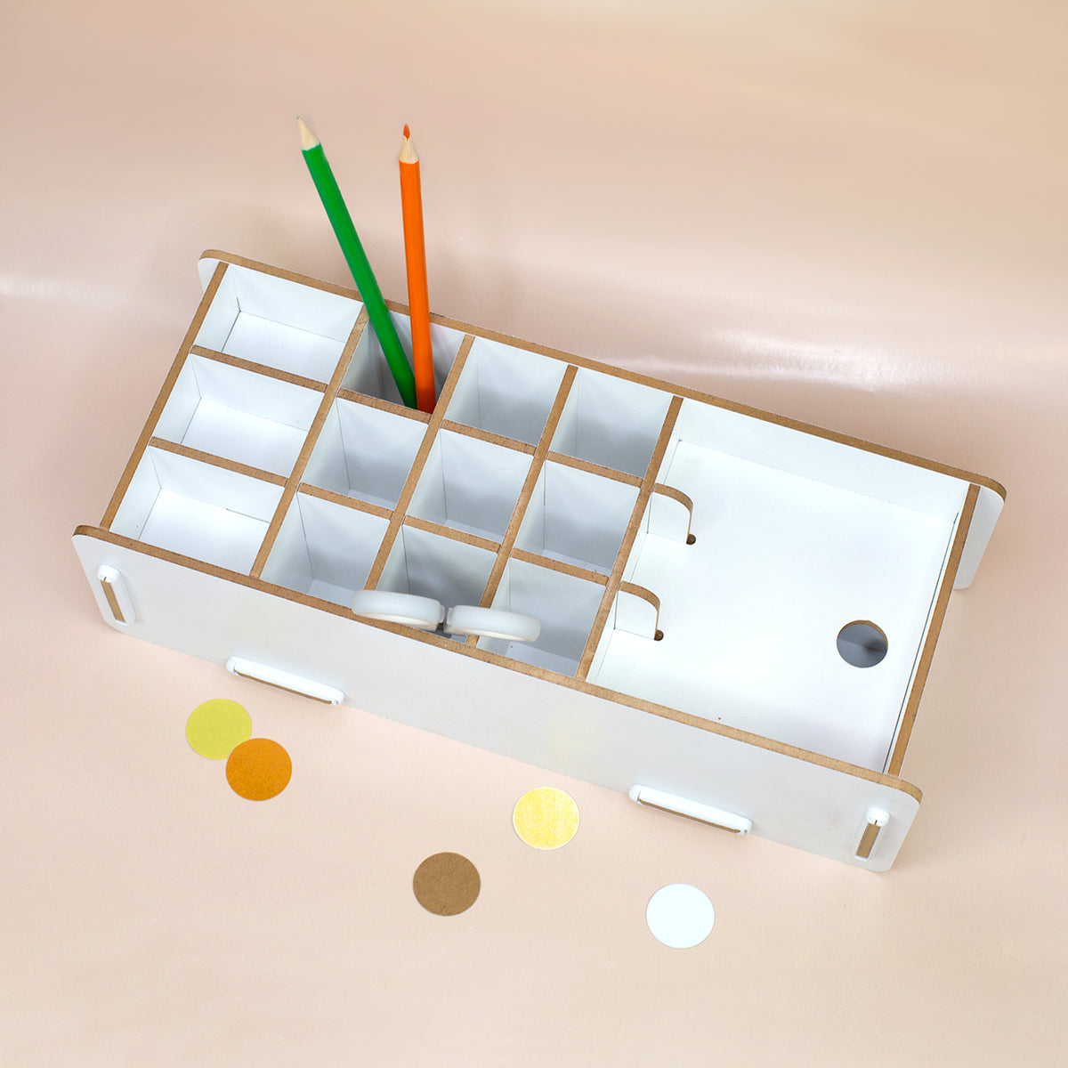 Weiße Stiftebox von oben mit mehreren Fächern für Stifte, Schere, Lineal und Kleinteile