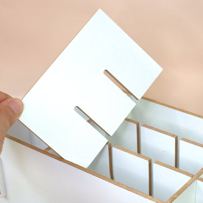 Detailansicht der Fächer und Trennstege im weißen Make-up Organizer aus Holz