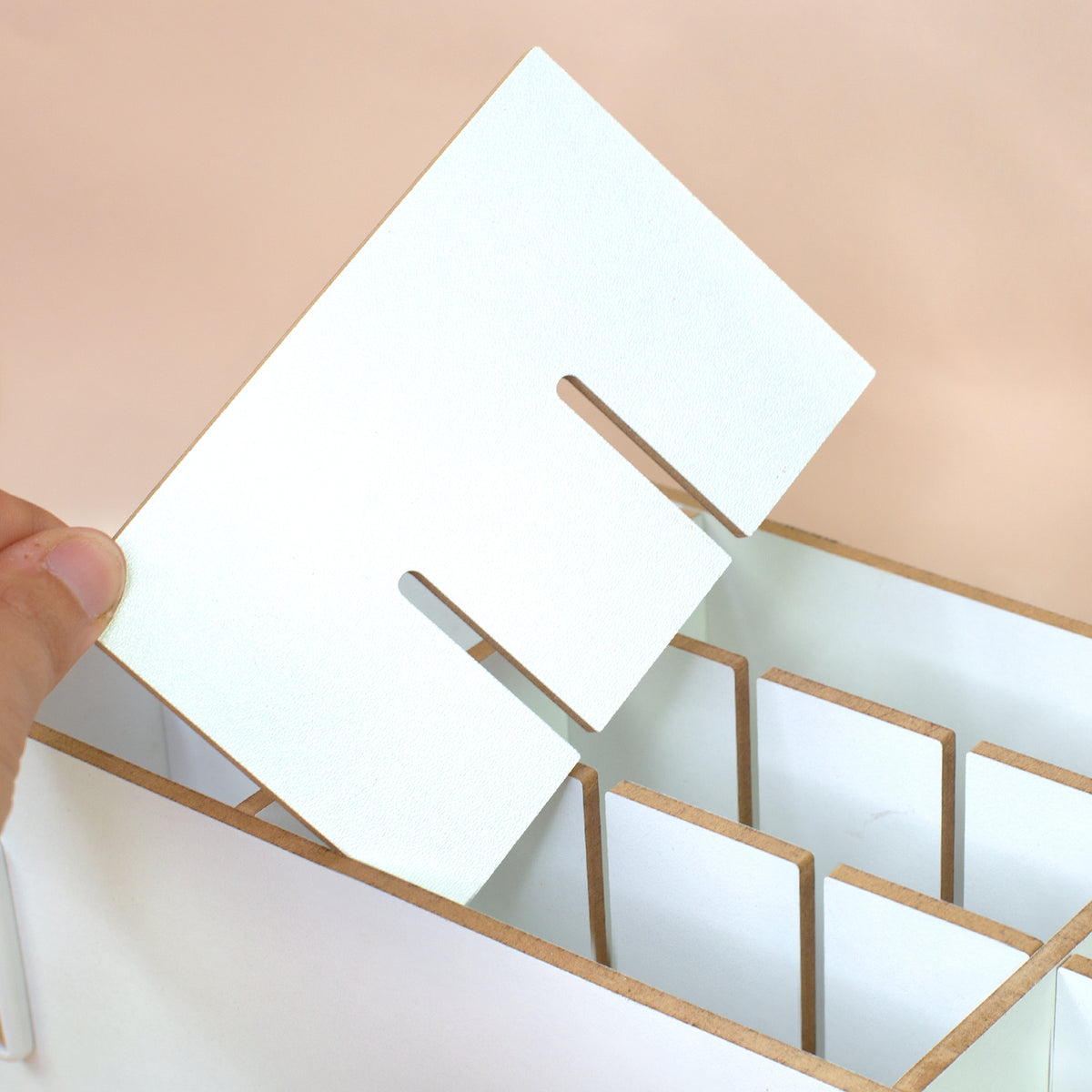 Stiftebox mit einsetzbarer Trennplatte zur individuellen Fachaufteilung
