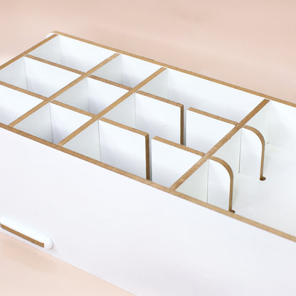 Nahaufnahme der weißen Fächeraufteilung im Make-up Organizer für Kosmetik und Pinsel