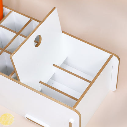 Weiße Stiftebox von oben mit mehreren Fächern für Stifte und Schreibtischzubehör