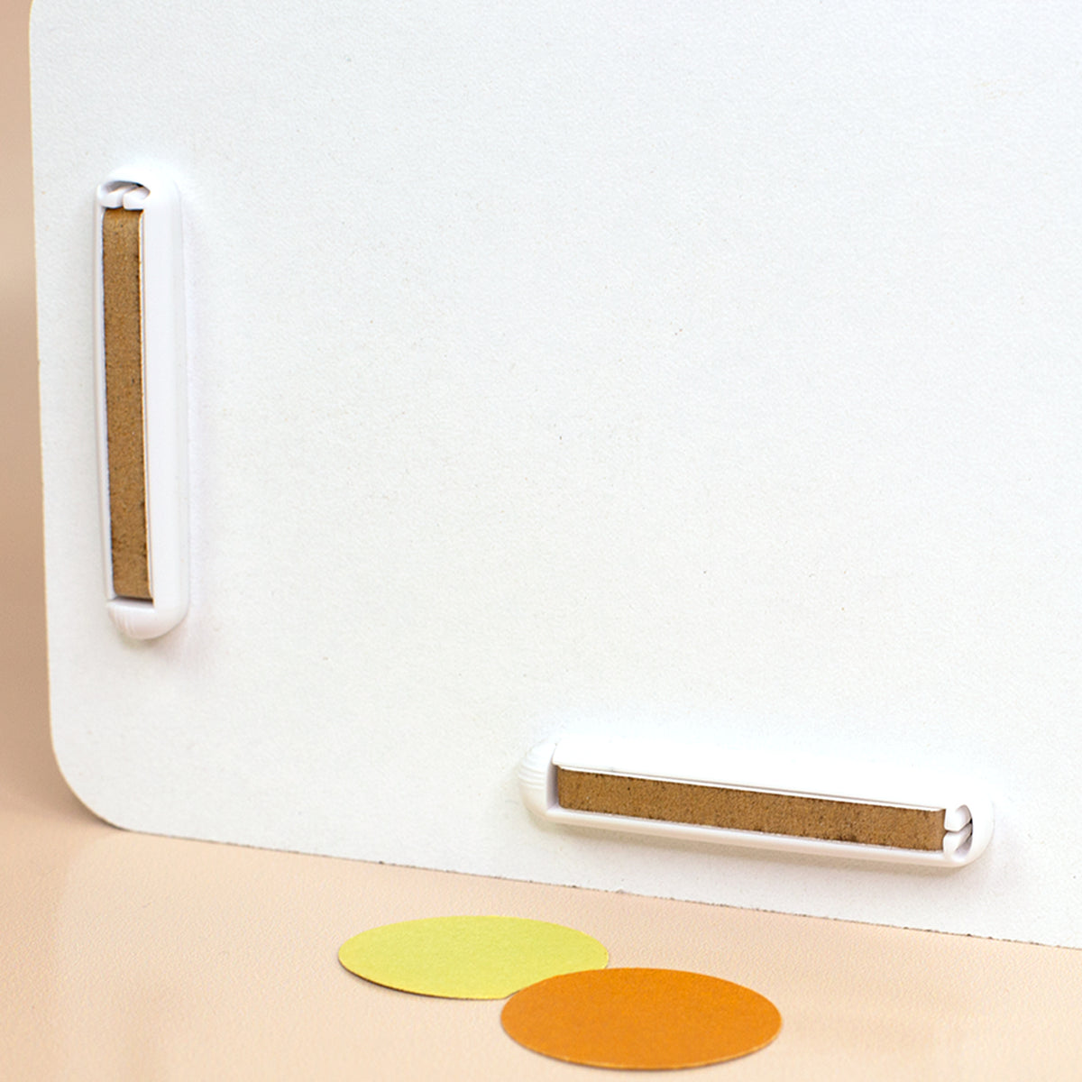 Detailbild der weißen Stiftebox mit geschlossener clipfritz®-Klammer