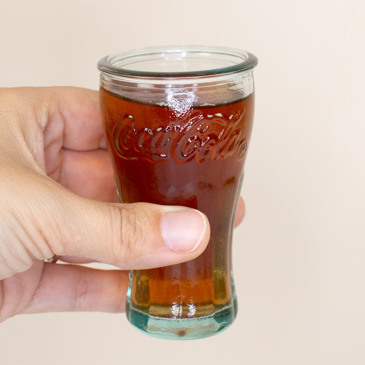 Coca-Cola Schnapsglas mit Getränk in der Hand als Miniaturglas für Schnaps und Likör