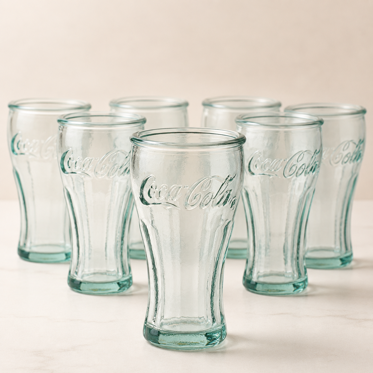 Sechs kleine Coca-Cola Schnapsgläser im Retro-Stil aus leicht grünlichem recyceltem Glas