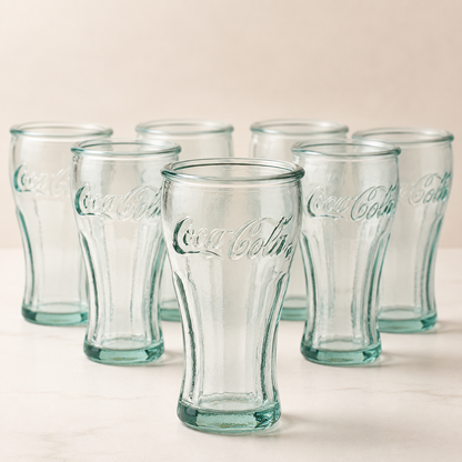 Sechs kleine Coca-Cola Schnapsgläser im Retro-Stil aus leicht grünlichem recyceltem Glas