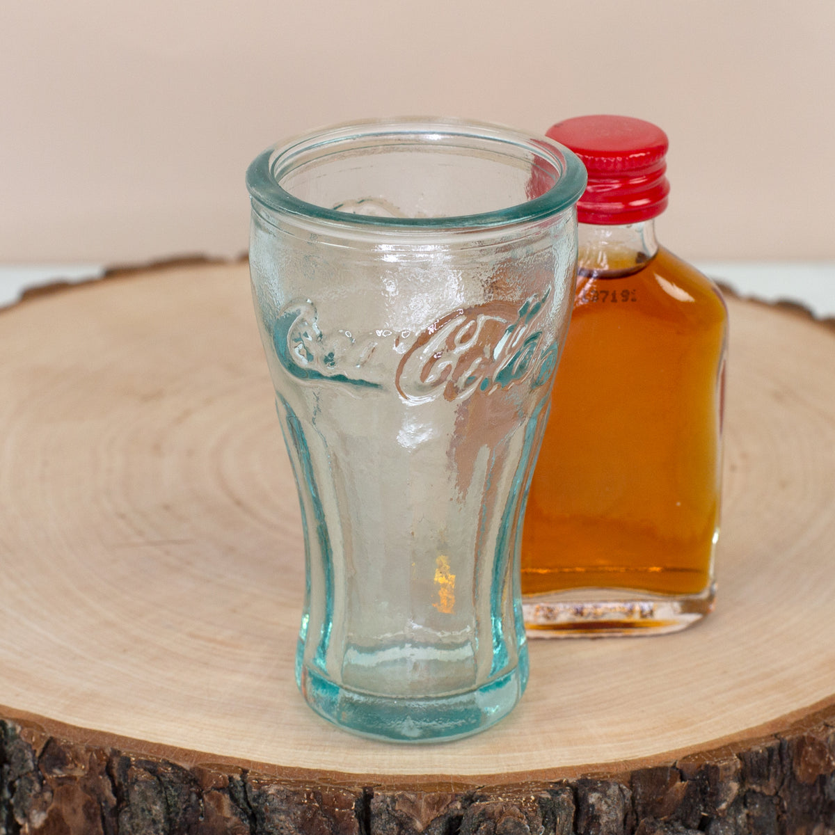 Retro Schnapsglas im Coca-Cola Stil mit leerem Glas und kleiner Flasche als Detailbild