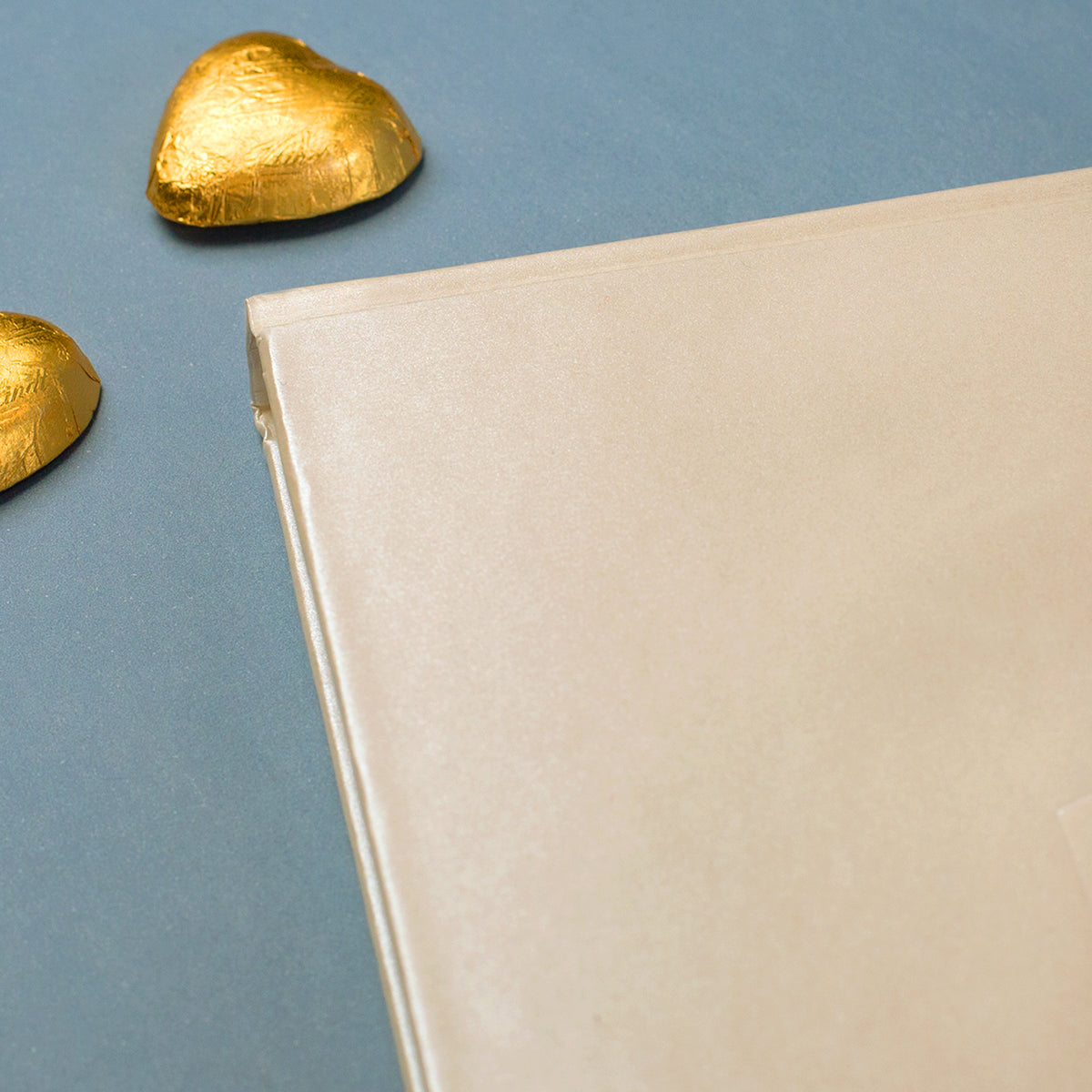 Detailaufnahme des veredelten Papiers beim Gästebuch Hochzeit