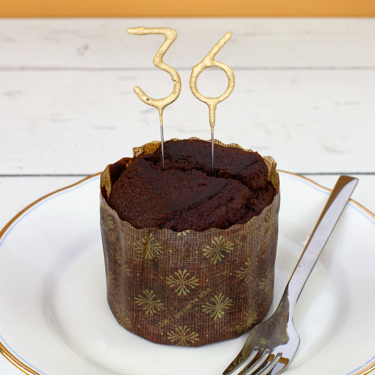 Schokoladen Brownie mit goldenen Zahlenkerzen 36 als Geburtstagskuchen im Kleinformat