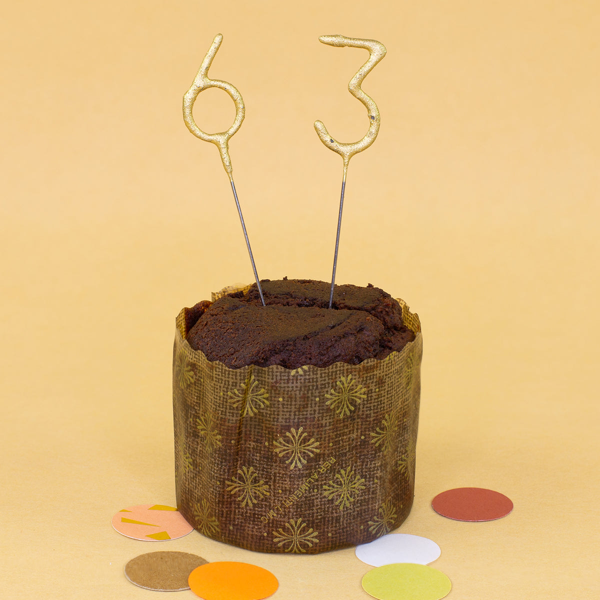 Schoko Brownie Kuchen mit goldenen Zahlenkerzen 63 und Konfetti