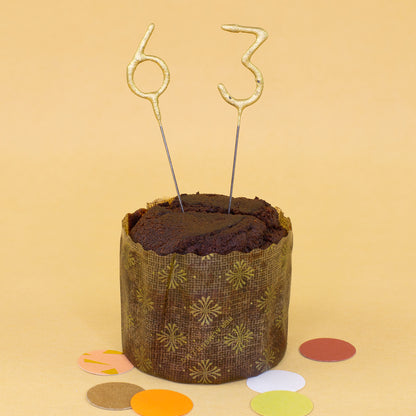 Schoko Brownie Kuchen mit goldenen Zahlenkerzen 63 und Konfetti