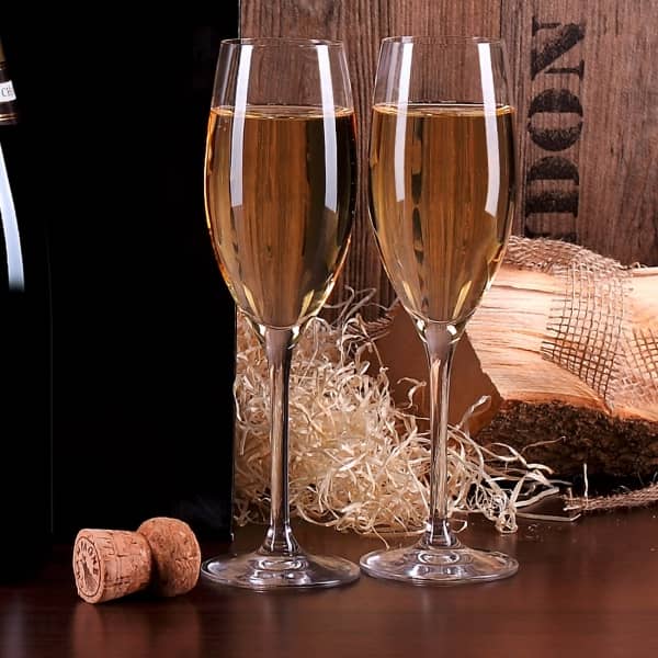Edles Champagnerset mit Champagnerflasche und zwei Cahmpagnergläsern 