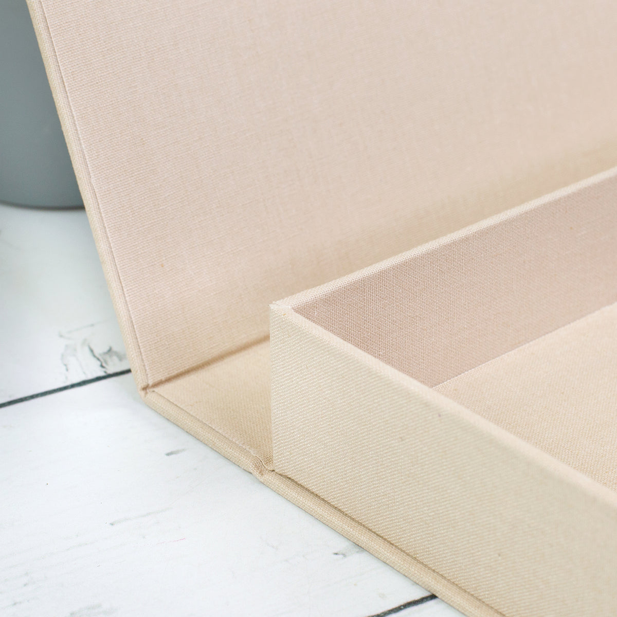 Nahaufnahme der Materialstärke und Kantenverarbeitung der beigen Erinnerungsbox