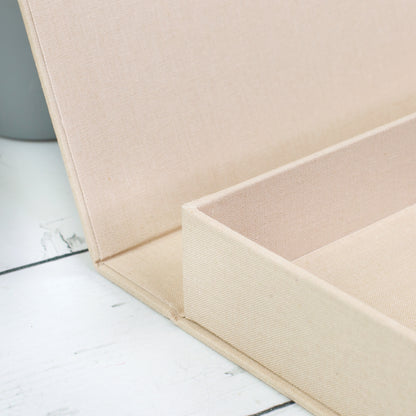 Nahaufnahme der Materialstärke und Kantenverarbeitung der beigen Erinnerungsbox