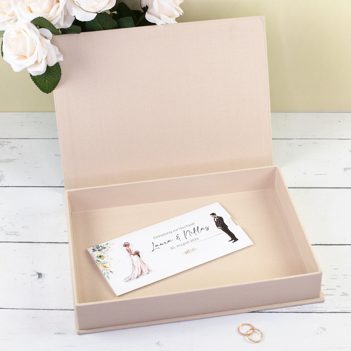 Aufgeklappte Erinnerungsbox in Beige mit Stoffbespannung und leerem Innenraum