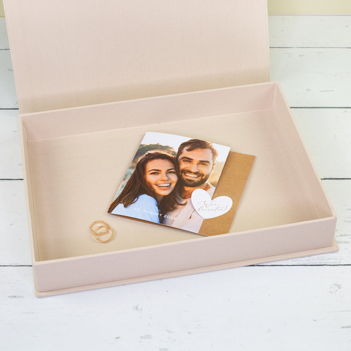 Geöffnete Erinnerungsbox mit Beispielinhalt für Fotos, Karten und kleine Andenken