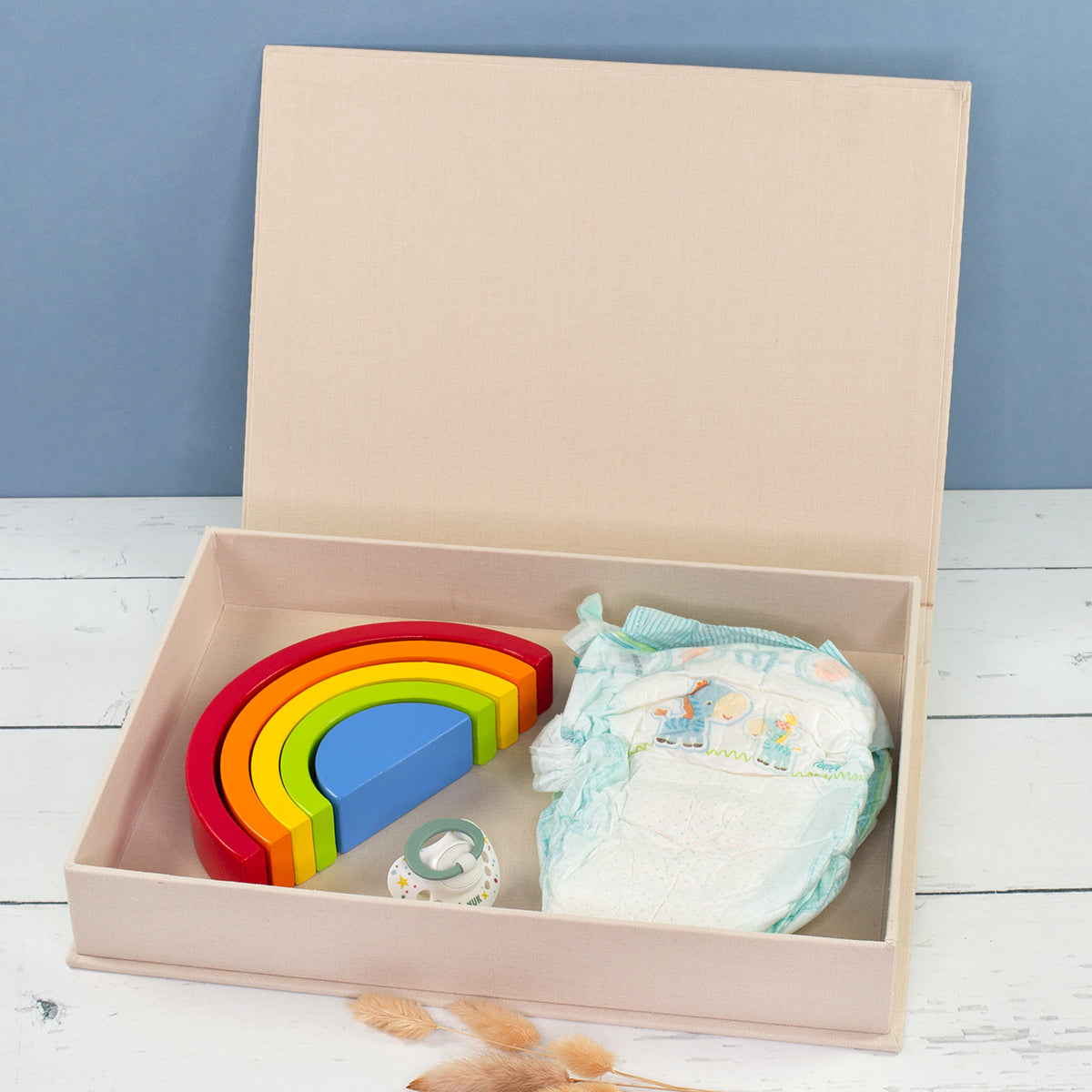 Geöffnete Erinnerungsbox mit Babyartikeln als Beispiel für Familien- und Babyerinnerungen