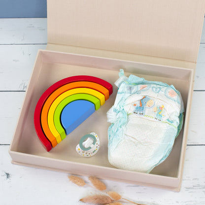 Innenansicht der Erinnerungsbox mit Regenbogen, Schnuller und Windel als Beispiel für Baby Andenken