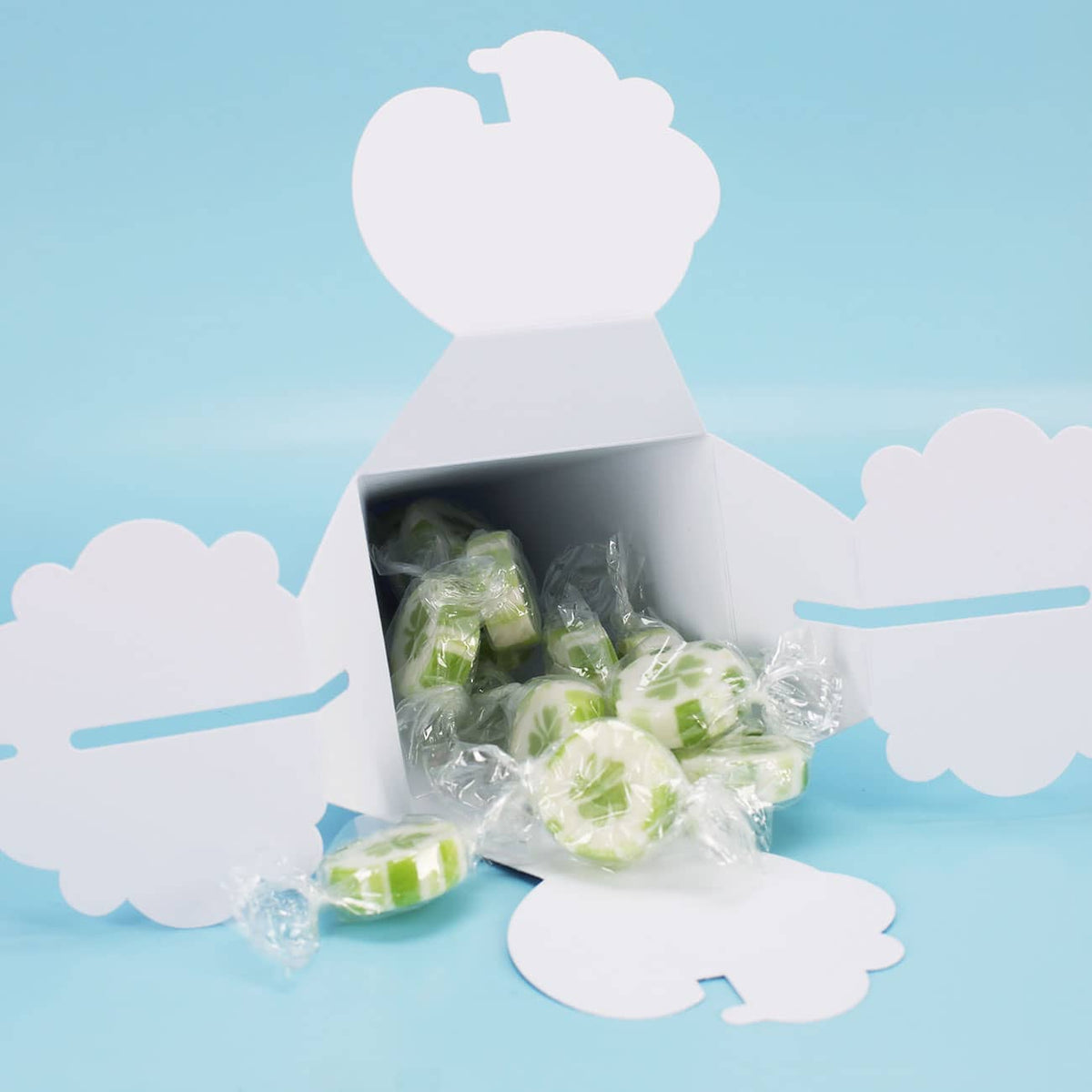 Befüllt mit 10 Bonbons mit Kleeblatt Motiv