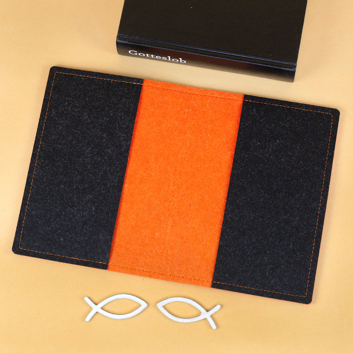 Detailaufnahme der orangefarbenen Filz-Buchhülle mit sichtbarer Materialstruktur und Naht