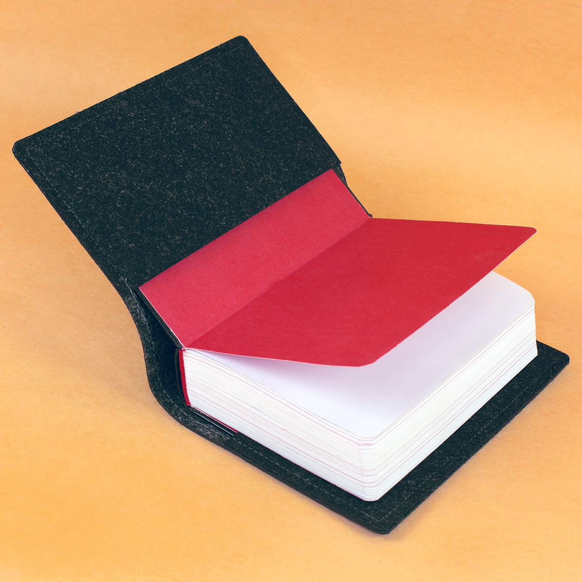 Aufgeklappte Buchhülle aus anthrazitfarbenem Filz für Gotteslob, Gesangbuch oder Gebetsbuch