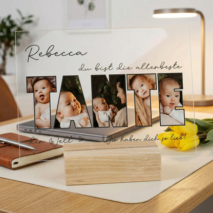 Geschenk für die beste Tante mit personalisiertem Acrylbild und Babyfotos im Schriftzug auf Holzsockel im Arbeitsbereich