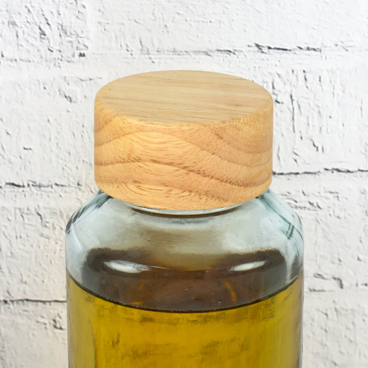 Detailaufnahme Holzdeckel der Glas Trinkflasche mit natürlicher Holzoptik
