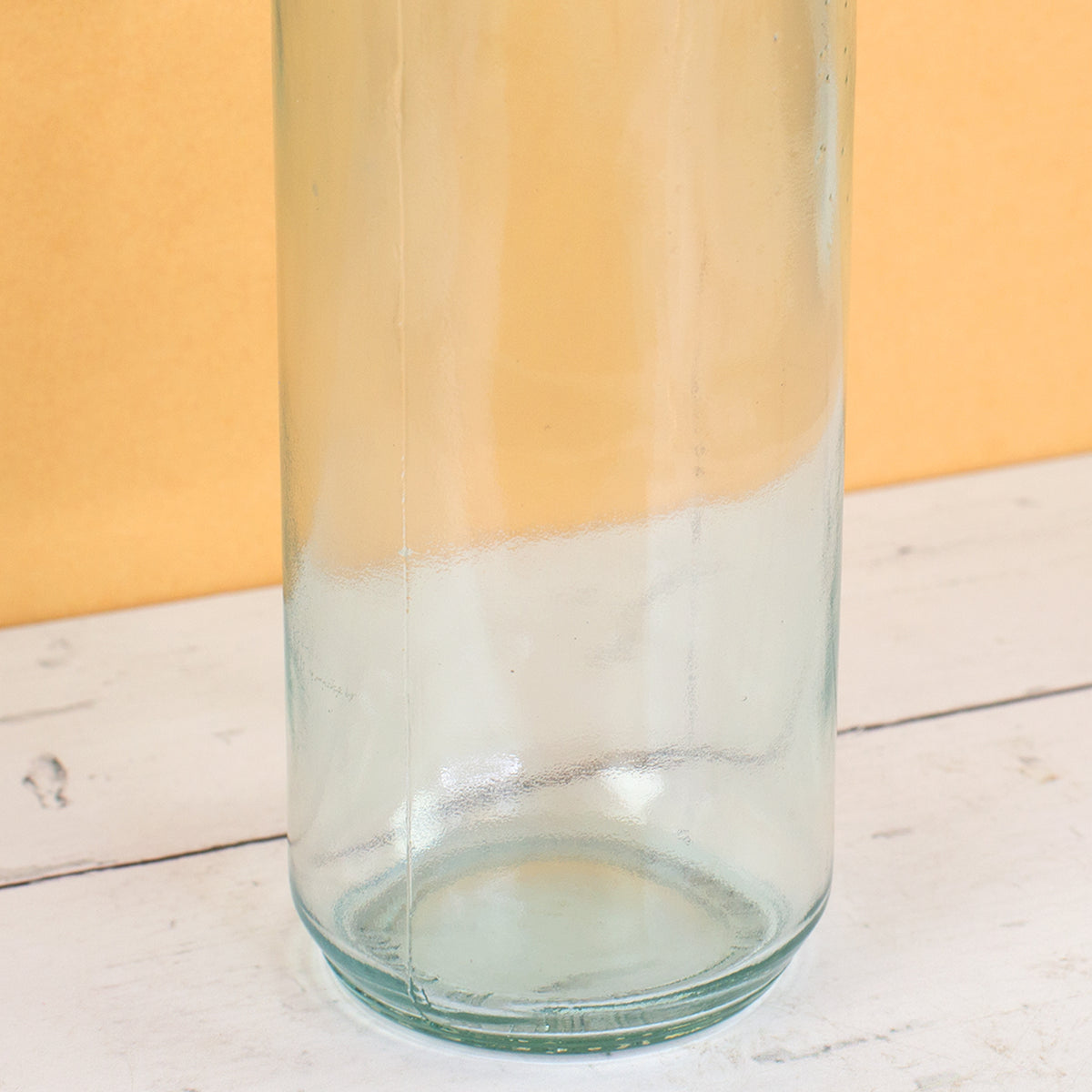 Detailaufnahme der Glasflasche aus recyceltem Glas mit leicht grünlicher Glasnote