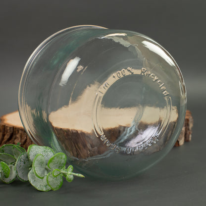 Detailaufnahme vom Boden des Vorratsglases aus 100 Prozent recyceltem Glas