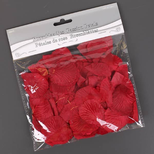 rote Kunstrosenblätter