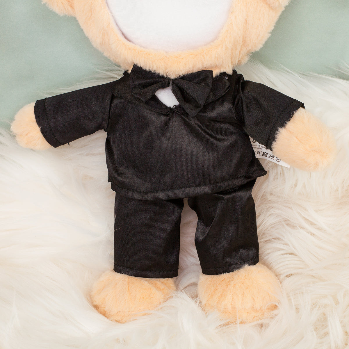 Detailaufnahme vom schwarzen Anzug des personalisierten Bräutigam Teddys