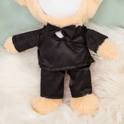Detailaufnahme vom schwarzen Anzug des personalisierten Bräutigam Teddys