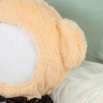 Detailaufnahme vom weichen beigen Plüschmaterial des Bräutigam Teddys
