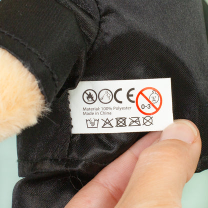 Pflegeetikett am Bräutigam Kuscheltier mit CE-Kennzeichnung und Materialangabe