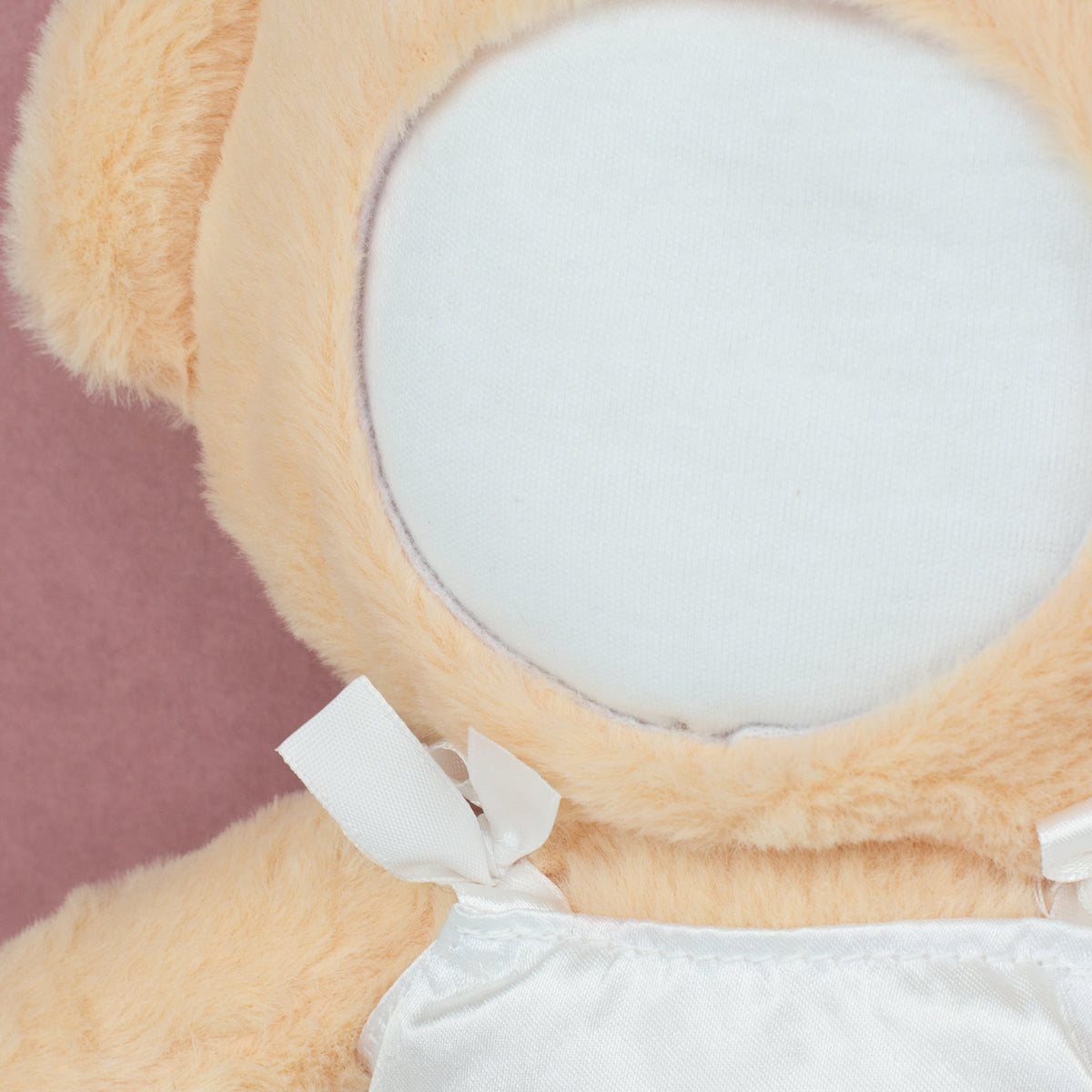 Detailaufnahme der runden Einstecköffnung für das Fotogesicht beim Braut Teddy