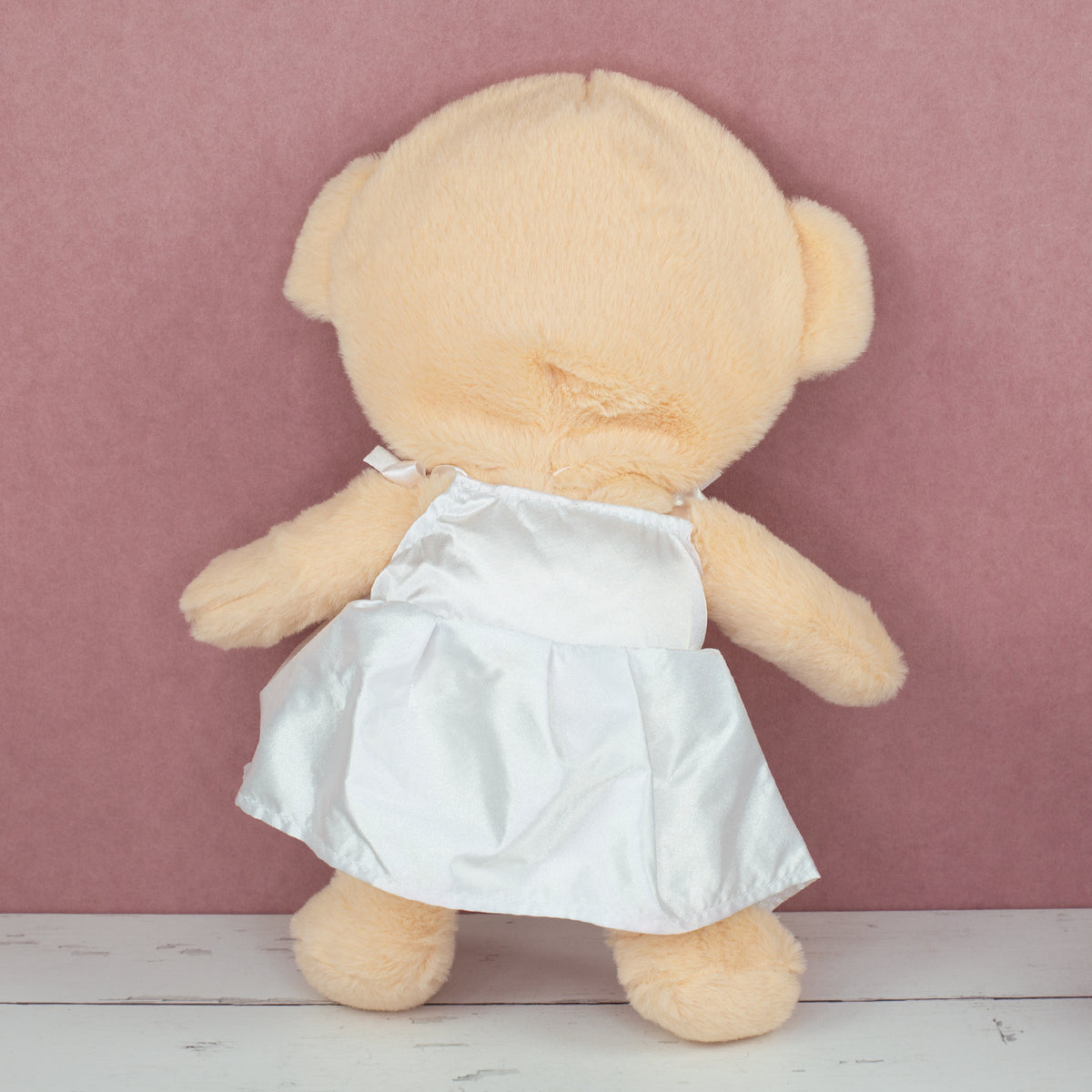 Rückansicht des Braut Kuscheltiers mit beigem Plüsch und weißem Kleid