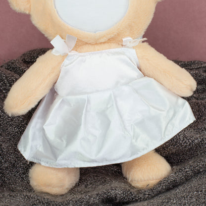 Detailaufnahme vom weißen Brautkleid am personalisierten Kuscheltier