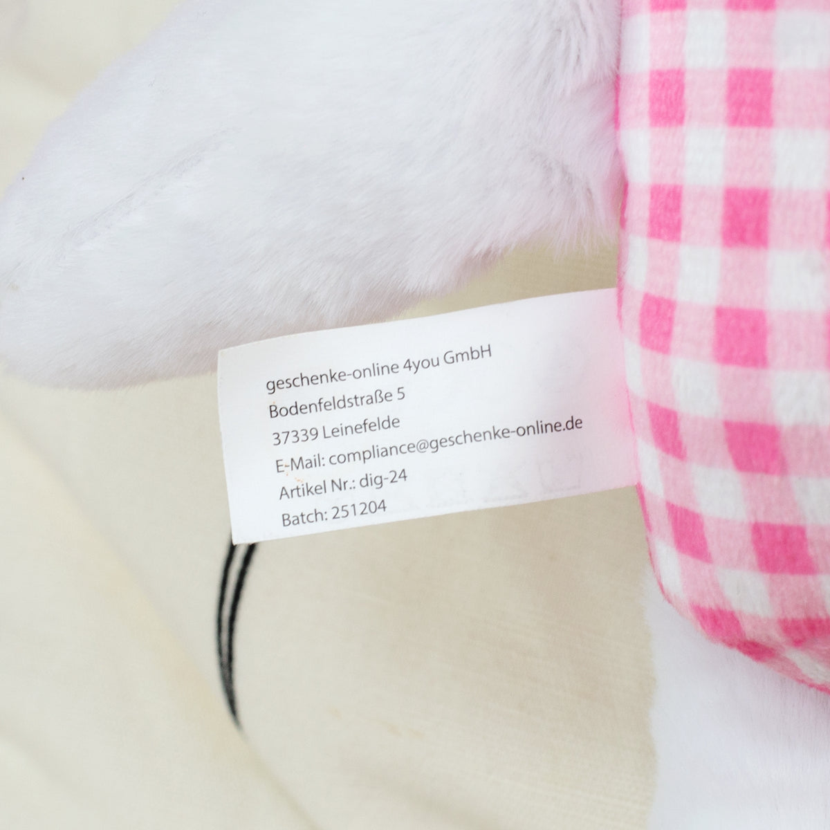 Detailaufnahme vom Herstelleretikett am personalisierten Kuscheltier Hase