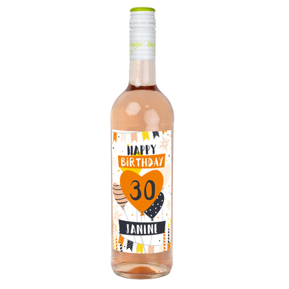 Roséweinflasche mit personalisiertem Etikett „Happy Birthday 30 Janine“, orangefarbenes Herz und Party-Design, freigestellt auf weißem Hintergrund.