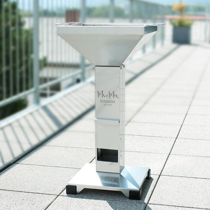 Gravierter Säulengrill aus Edelstahl von Thüros als Hochzeitsgeschenk mit "Mr und Mrs" und Personalisierung