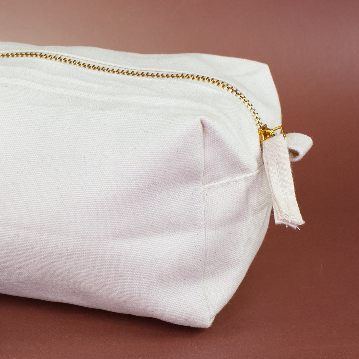 Detailansicht der Canvas Tasche mit goldenem Reißverschluss und Zugband