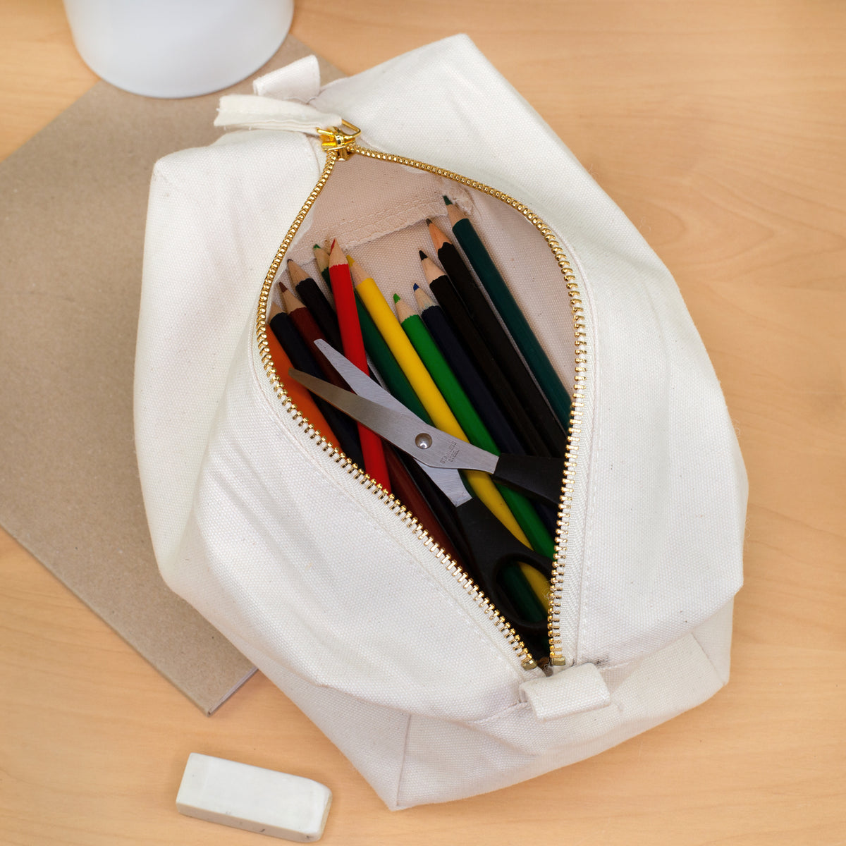 Große Stiftetasche aus Canvas geöffnet mit Buntstiften, Schere und Radiergummi